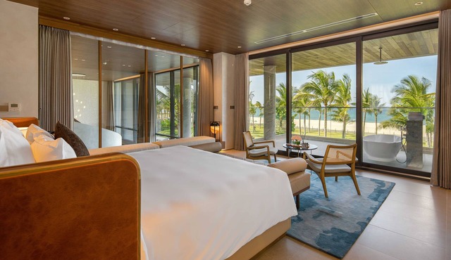 Stunning Brand New 6 Bdr Beachfront Villa @ Beach in Da Nang