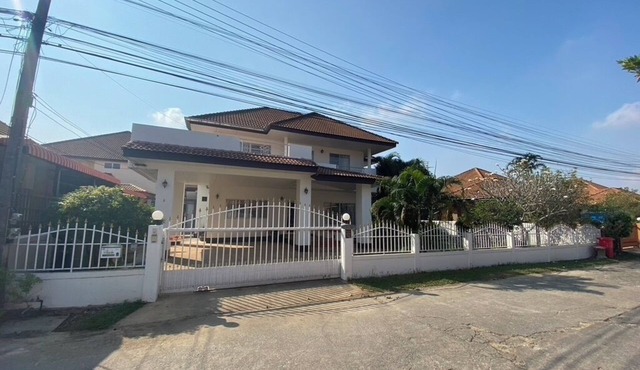 The Garden HousenA large Family House, fully furnished and equipped.