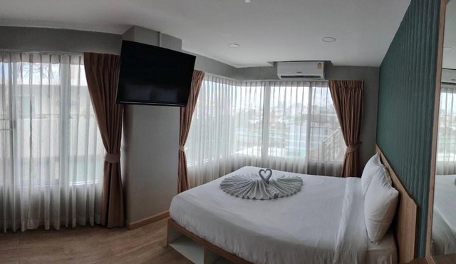 The Lux Ladprao 10