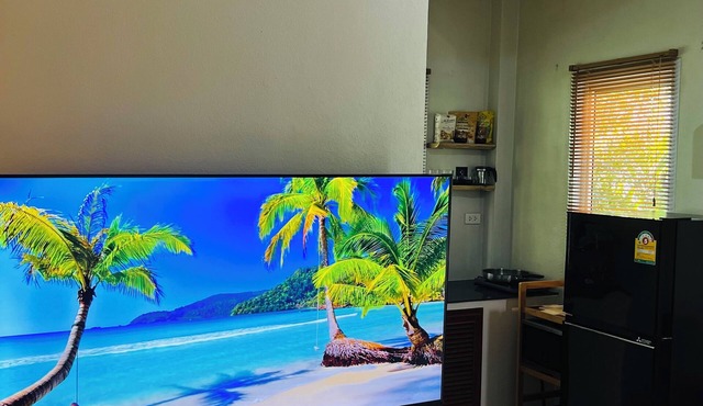 Tropical Bohemian House- 1 king bed , 1 queen air-mattress! 2 min from the beach