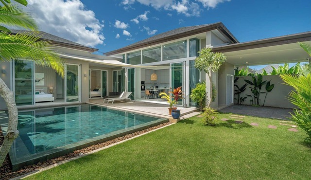 Tropical Pool Villa – 10 Minutes from Layan Beach in Tambon Thep Krasatti