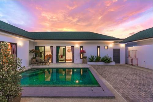 V108 Luxury Pool Villa in Phuket Prime Location