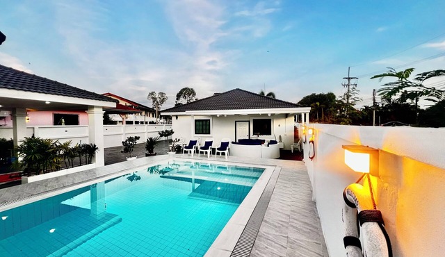 Villa à Pattaya: 3 Chambres, Piscine, Grand Terrain, Proche mer Sans Vis-à-vis in Muang Pattaya