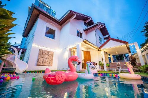 Villa 53 Wongamat 4BR, 300M from The beach