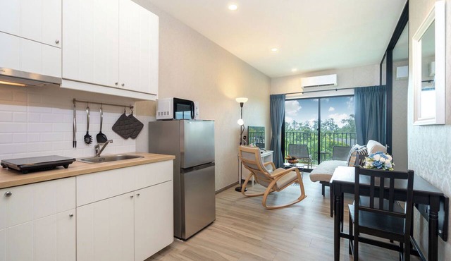 Walk to Nai Yang Beach! Stylish 7th-Floor 1BR Apt 711 - Pool, Gym, Near Airport in Tambon Sa Khu