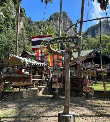 Chill Bar Bungalows 