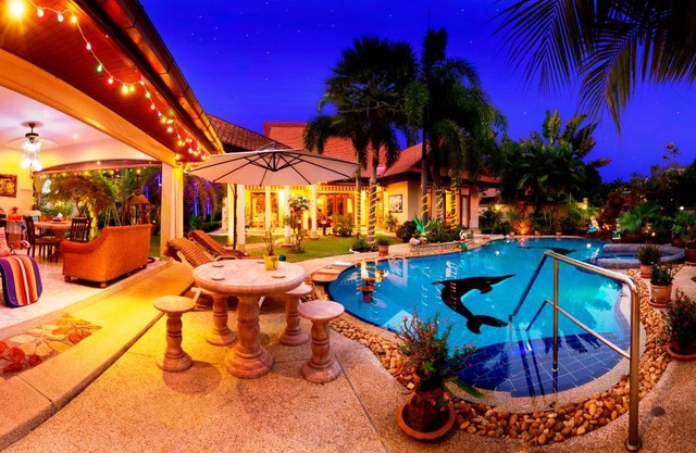 Relaxing Palm Pool Villa, & Tropical Illuminated Garden & Private Swimming Pool.