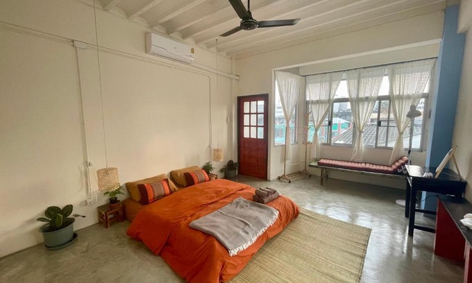 Talat Noi Hostel | Baan KhaoSoi - Private room in a rooftop hostel 3rd floor
