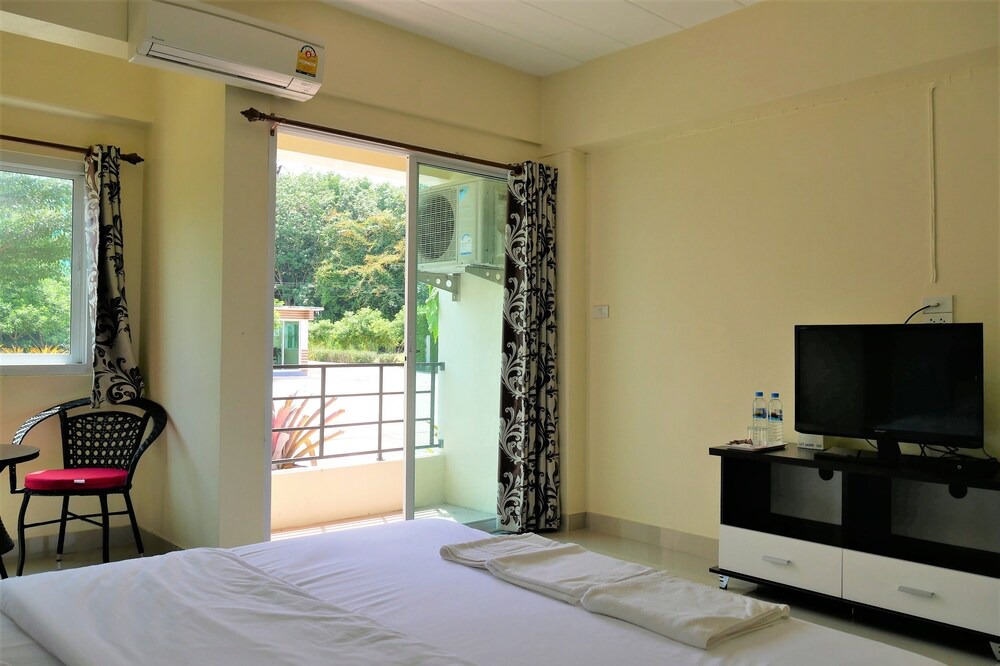 Ta Sit Hotel | UT Home Apartment