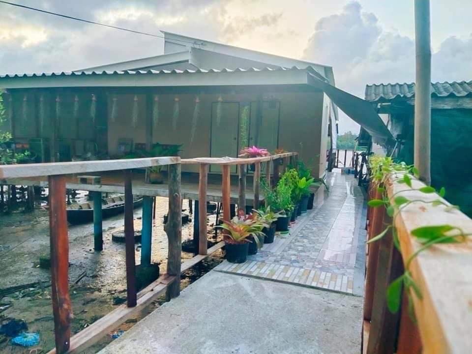 Sawi Bed & Breakfast | บ้านริมเล โฮมสเตย์ป้าตา Grandma Ta's Seaside Homestay