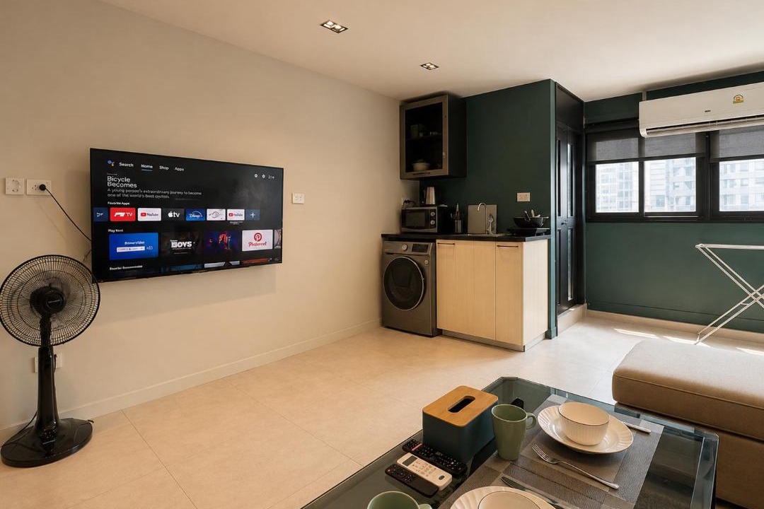 Silom Apartment | Central 1BR 50sqm Walk to BTS & Night Market