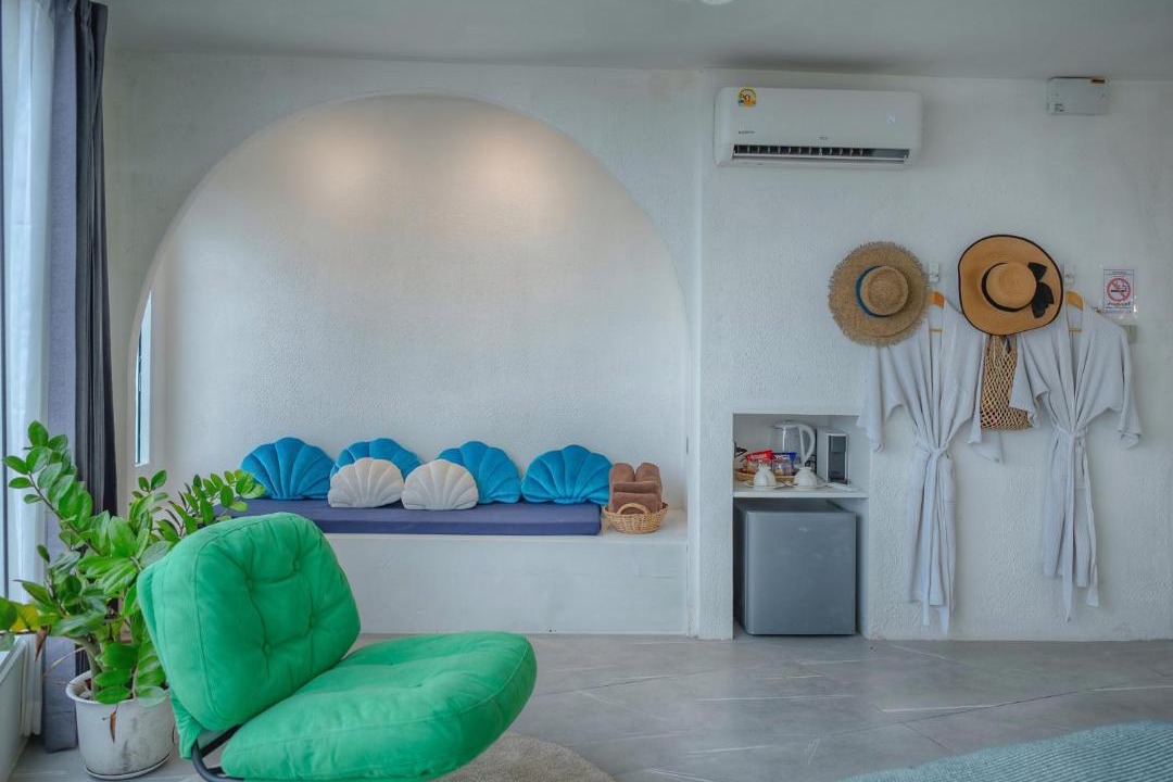 Koh Lan Hotel | White Beachfront Pool Villa Koh Larn