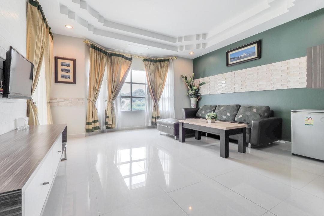 Suphan Buri Hotel | OYO 926 Sydney Resort