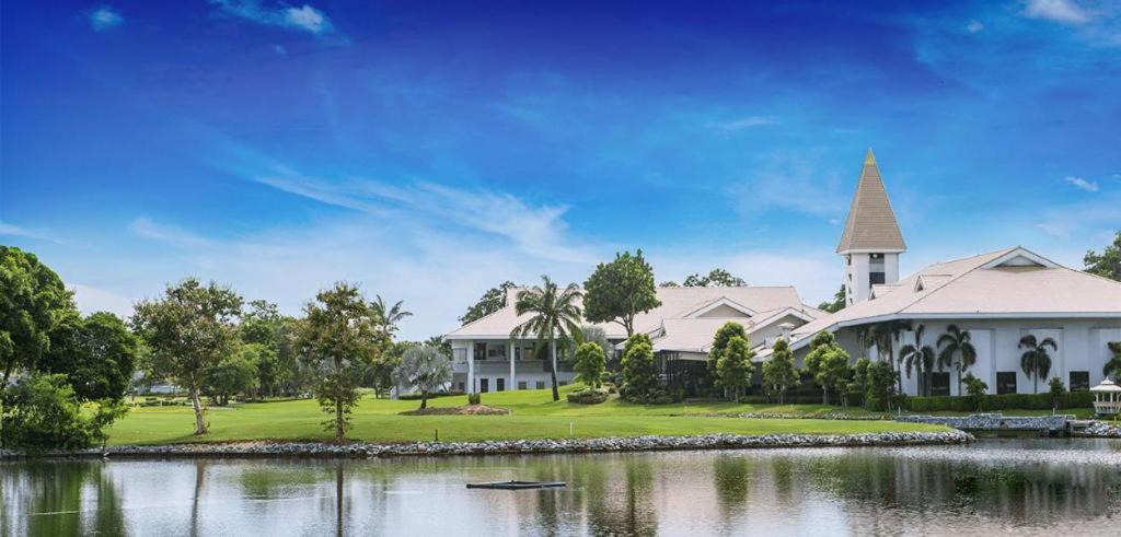 Salaya Hotel | The Royal Gems Golf Resort