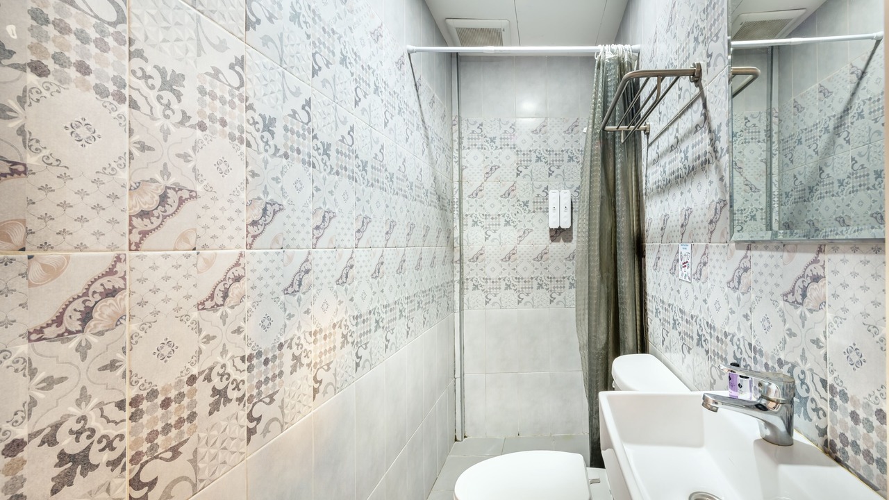 Photo of Bathroom in Thanon Phaya Thai