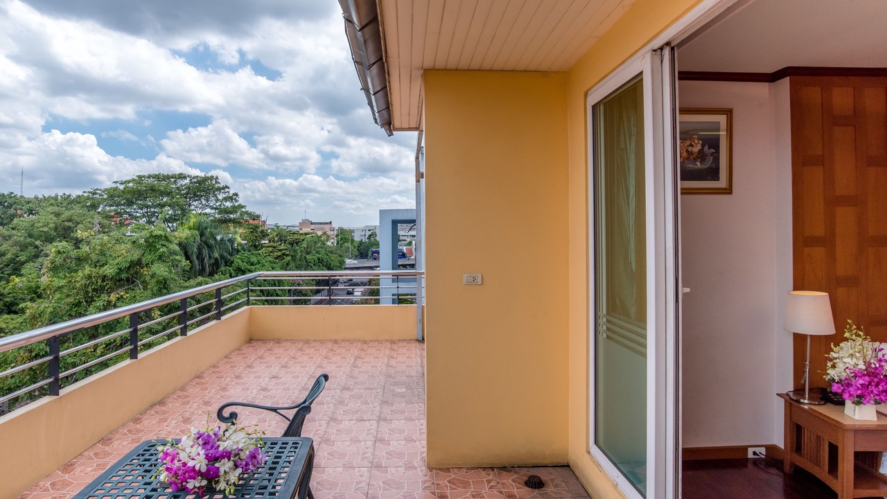 Photo of Patio Balcony in Phra Athit