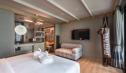 1 Bedroom Suite Pool View King Bed