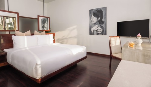  Cabana King Poolside + Free Laundry + Mini-Bar