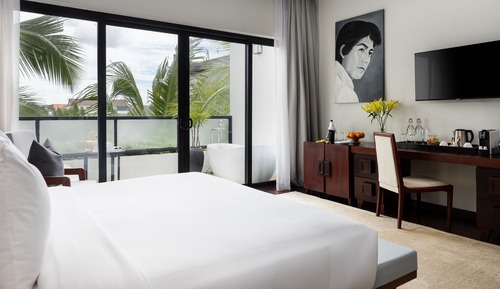 Landmark King Balcony + Daily 60mm Massage + Laundry + Mini-Bar + Airport Pick-Up