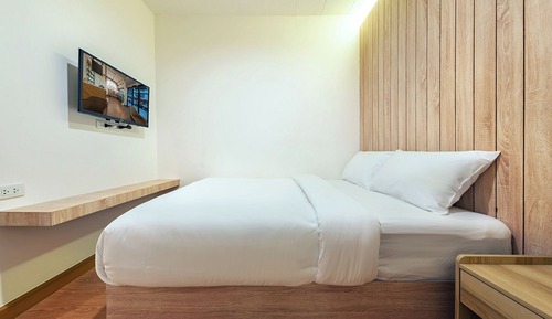 Queen Bed - Shared Bathroom