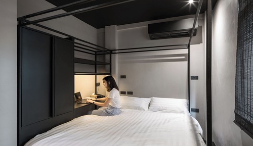 Private Queen Room with Shared Bathroom 