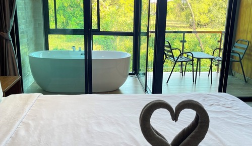 Panoramic Room, Bathtub