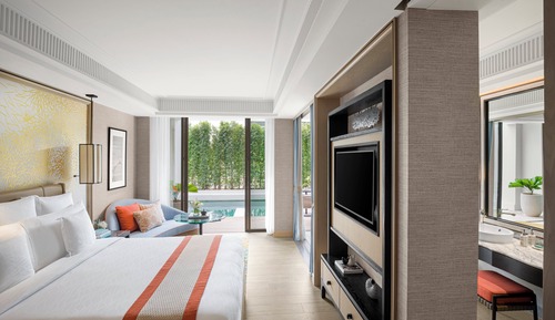 Classic Room, 1 King Bed, Pool Access