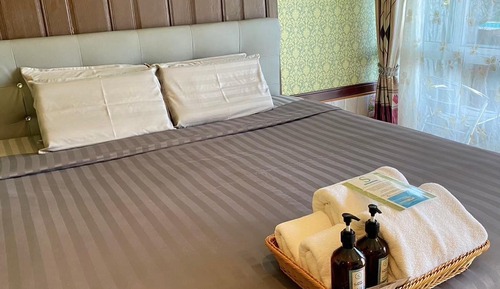 Deluxe Room with Pool Access 