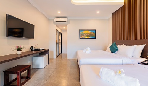 Family Room, 2 Queen Beds, Air conditioning, Pool View