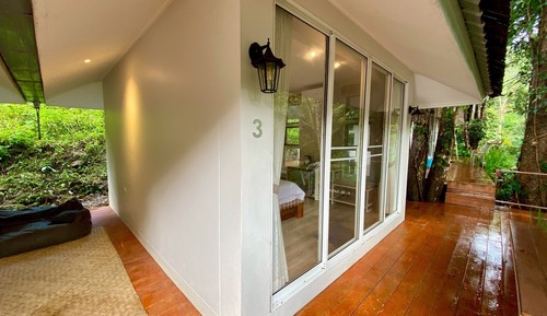 Classic House, 1 King Bed, Garden View, Corner