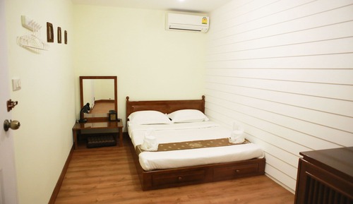 Double room private bathroom  - small window