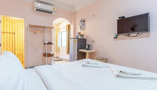 Standard Room, 1 King Bed, Garden View