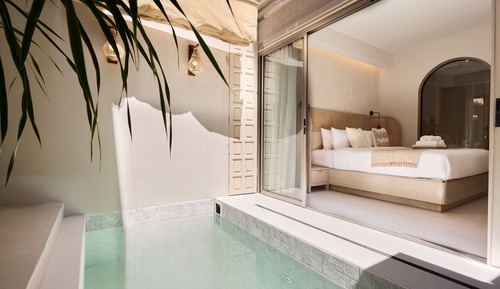 Signature Room, 1 King Bed, Pool View