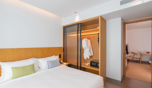 Suite, 1 King Bed with Sofa bed, Pool Access