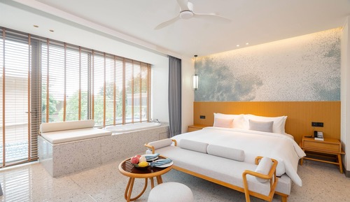 Deluxe Room, 1 King Bed, Pool Access
