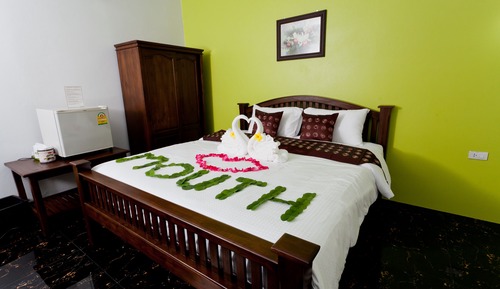 Standard Room, 1 King Bed, Non Smoking, Garden View