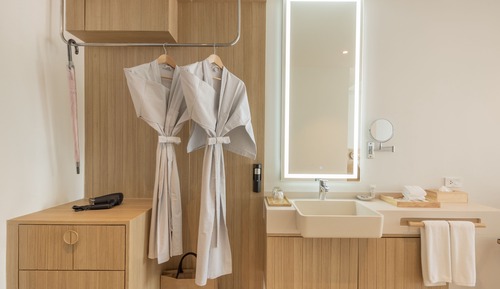 Superior Seascape with Bathtub
