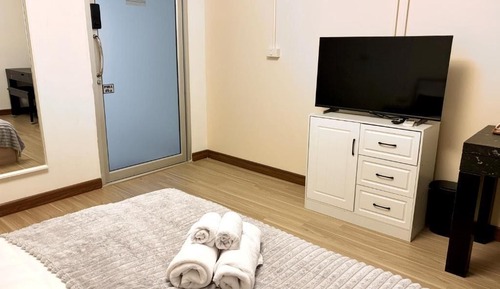 Double Room, Sati