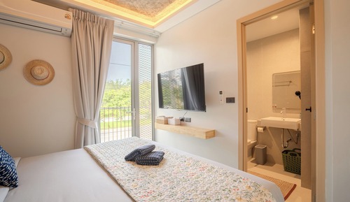 Studio Room King Bed Street View