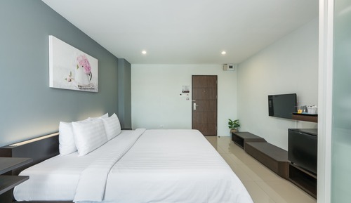 Deluxe Room, 1 King Bed, City View