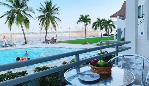 Deluxe Room, Poolside