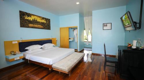 Junior Suite with Pool View