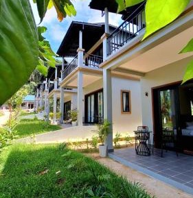 Deluxe Double Room (2 Adults + 1 Child)