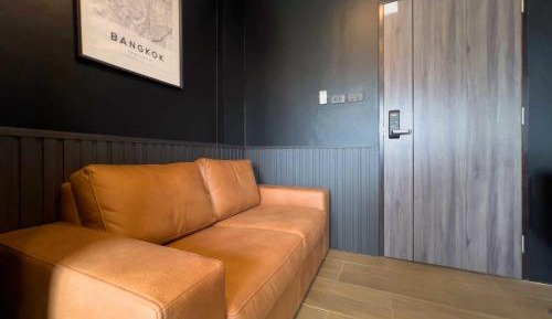 Deluxe One-Bedroom Apartment