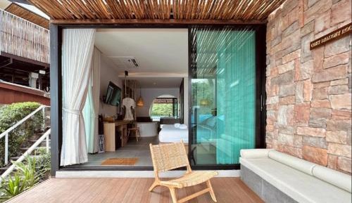 Deluxe King Room with Bath Tub