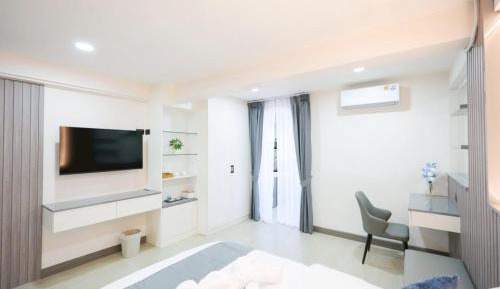 One-Bedroom Apartment with City View