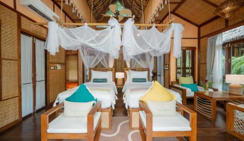 Floating Villa with Breakfast & Dinner