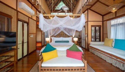 Floating Villa with Breakfast