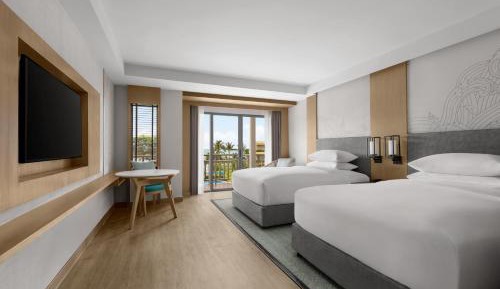 Larger Guest room, 2 Doubles, Pool view