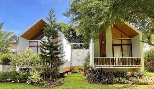 Villa with Garden View